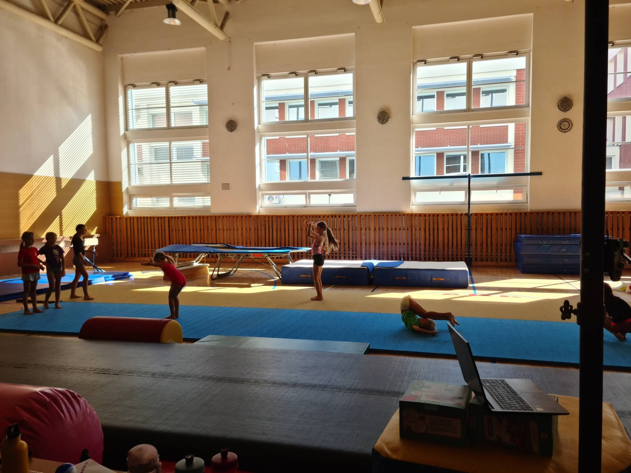 Teambuilding sportovní gymnastiky: skvělá parta, zážitky a spousta pohybu