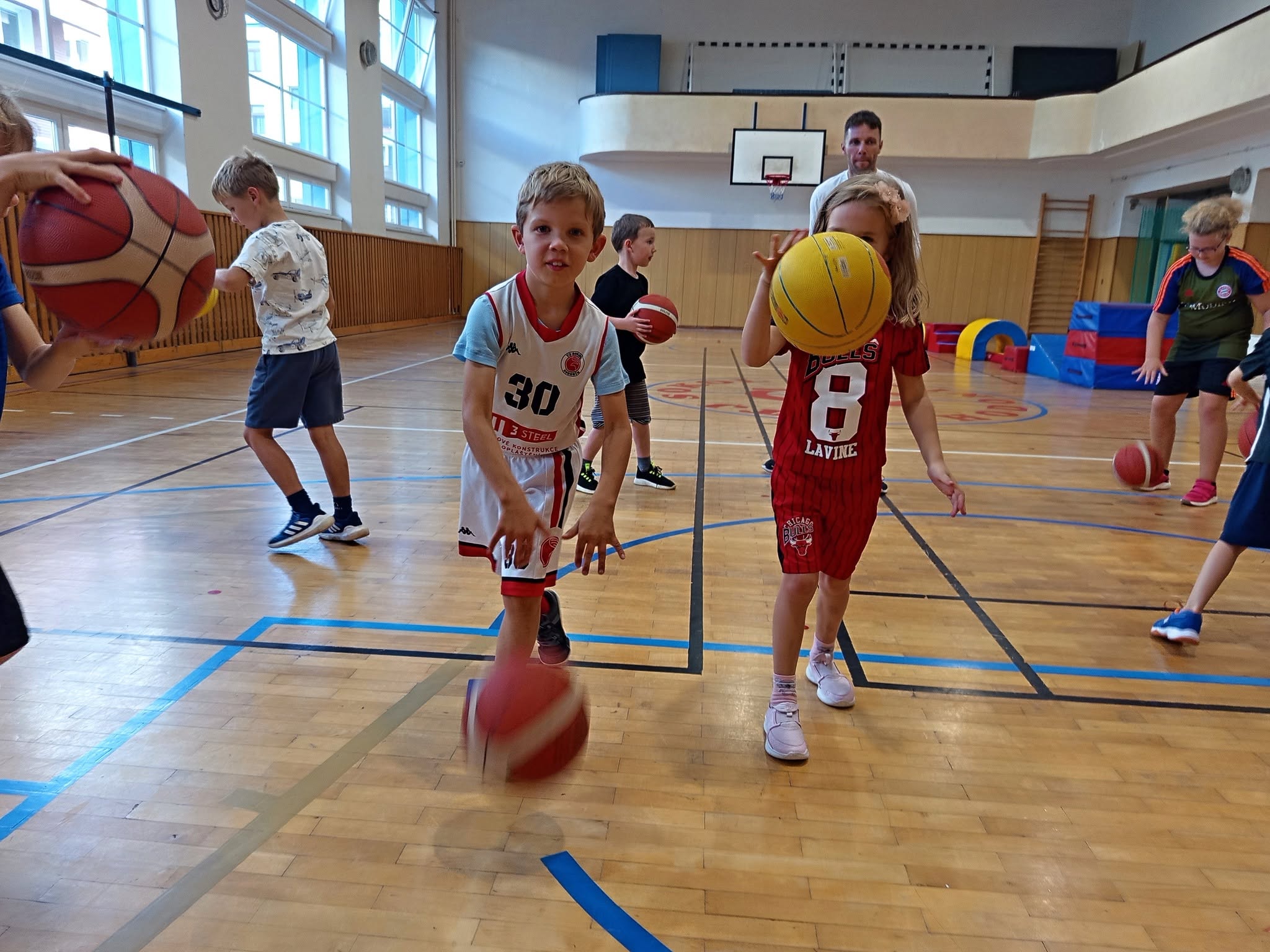 První trénink basketbalové přípravky přilákal řadu nových tváří
