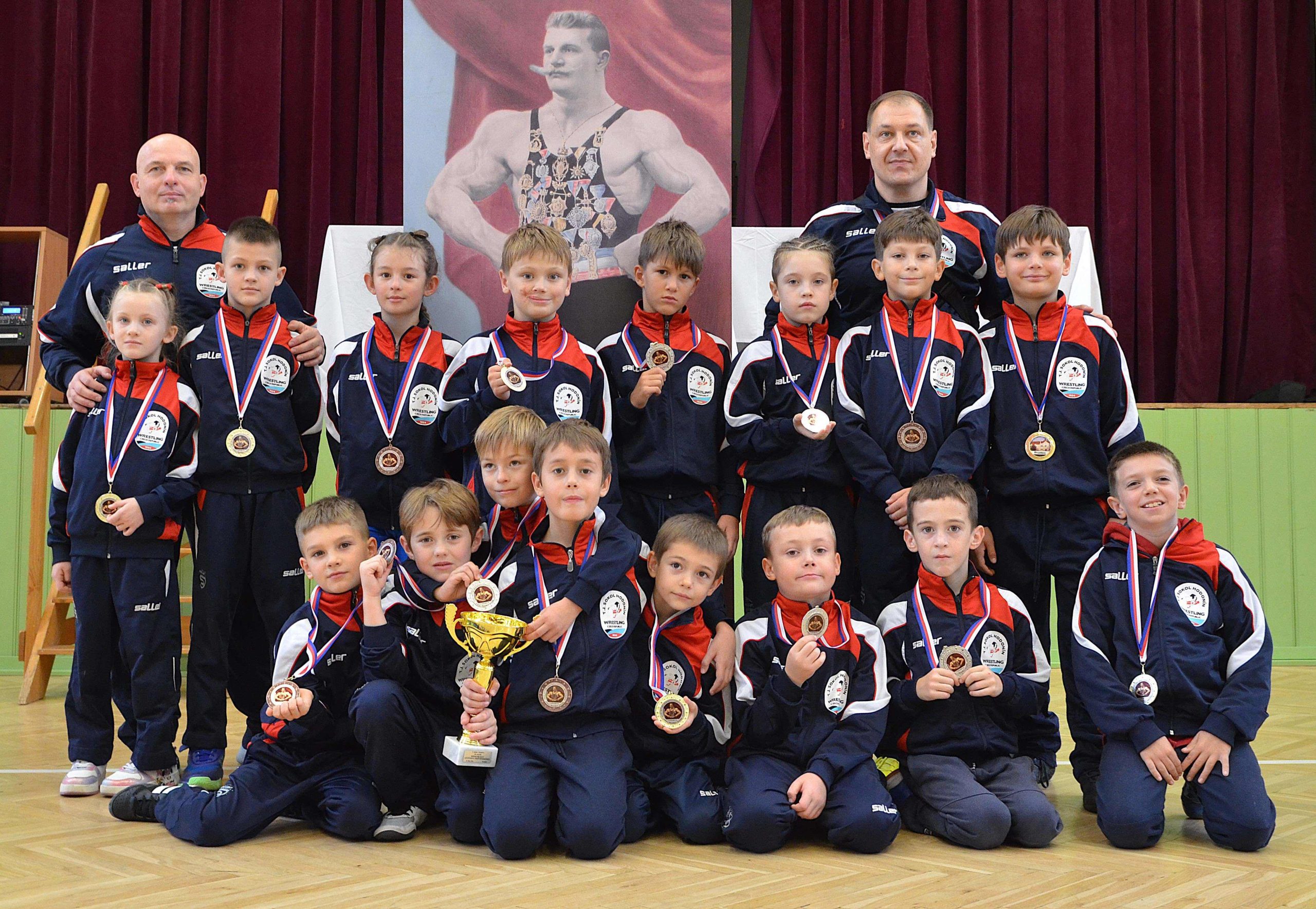 uspesne-druzstvo-ts-sokol-hodonin-s-trenery-milanem-harcou-a-jirim-bajakem