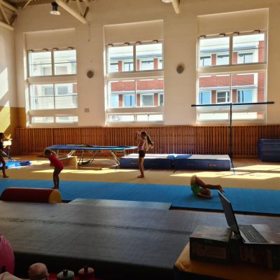 Teambuilding sportovní gymnastiky: skvělá parta, zážitky a spousta pohybu
