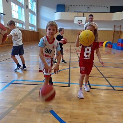 První trénink basketbalové přípravky přilákal řadu nových tváří